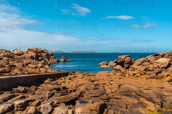 Coast at low tide along Mean Ruz lighthouse