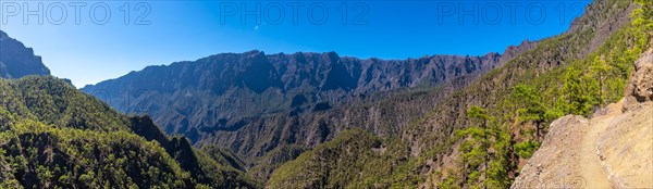 Panoramic view from the trek to the top of La Cumbrecita next to the mountains of Caldera de Taburiente