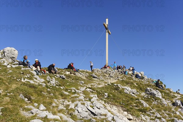 Many hikers at the summit of the Benediktenwand