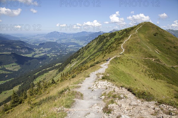 Hikers on the Fellhorngrat ridge trail between Fellhorn summit and Soellerkopf