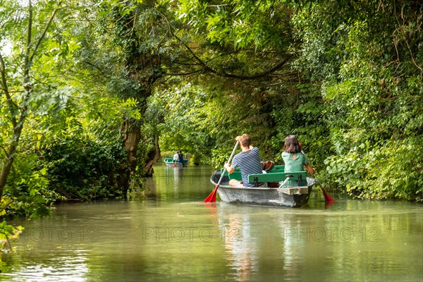 A young couple rowing the boat sailing between La Garette and Coulon