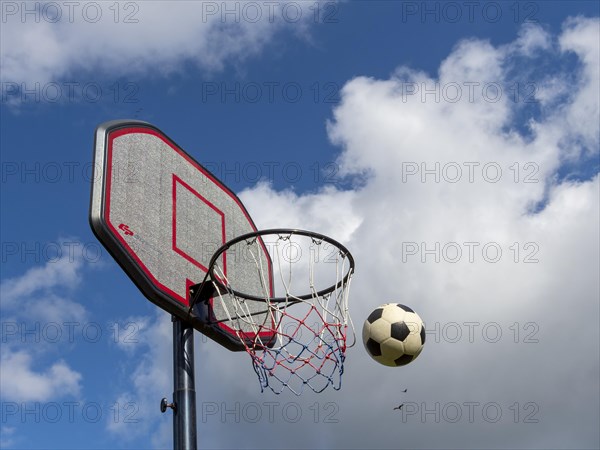 Basketball basket