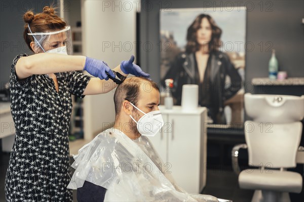 Hairdresser with security measures by the covid-19