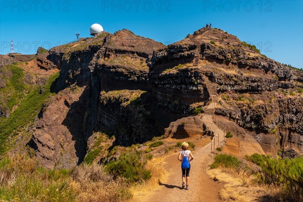 A young woman on the trail to Pico do Arieiro from Ninho da