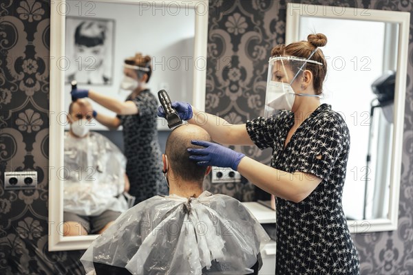 Hairdresser with security measures for the covid-19