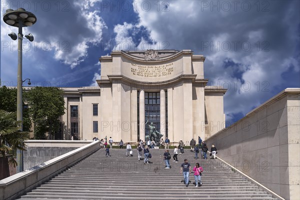 Tourists on the Place du Trocadero