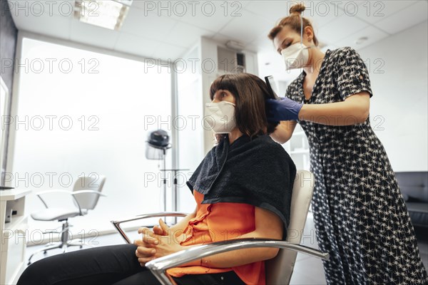 Hairdresser with security measures for the covid-19