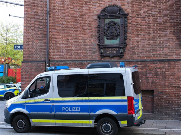 Police vehicle in front of the Davidwache on the Reeperbahn