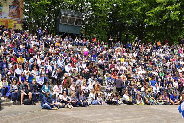 Spectators at the Vesak festival of the Thai community in Westpark