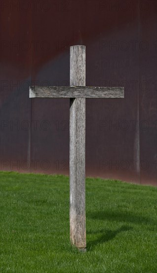 A memorial cross of the Sophiengemeinde commemorates collective graves with World War II bombing victims whose graves may not have been exhumed during reburial for the construction of the border fortifications