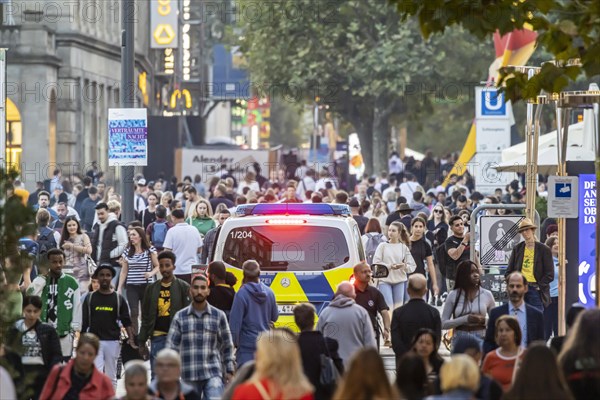 Many people on the move in the pedestrian zone