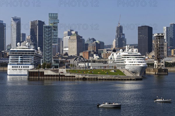 Cruise ships in the Old Port