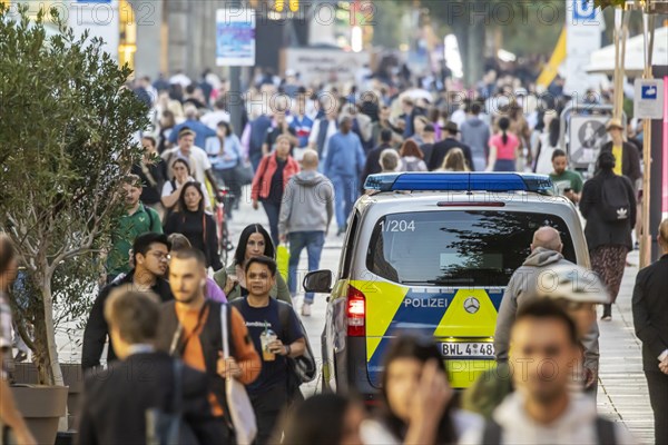 Many people on the move in the pedestrian zone