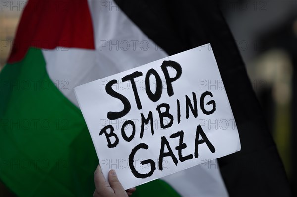 Hundreds of people take part in a pro-Palestine demonstration in Frankfurt am Main on 14.10.2023. The rally is accompanied by a massive police contingent. Following Hamas' terrorist attack on Israel