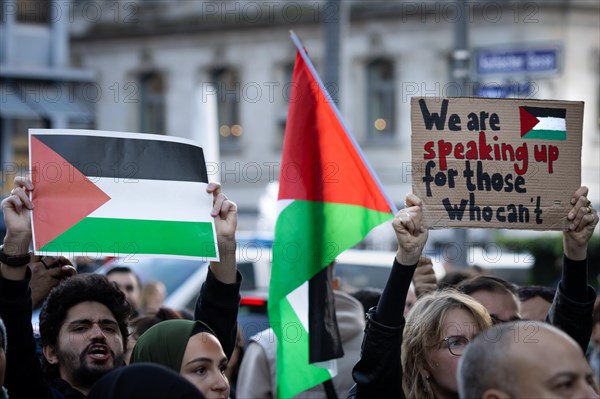 Hundreds of people take part in a pro-Palestine demonstration in Frankfurt am Main on 14.10.2023. The rally is accompanied by a massive police contingent. Following Hamas' terrorist attack on Israel