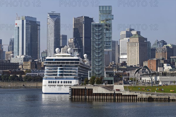 Cruise ship in the Old Port