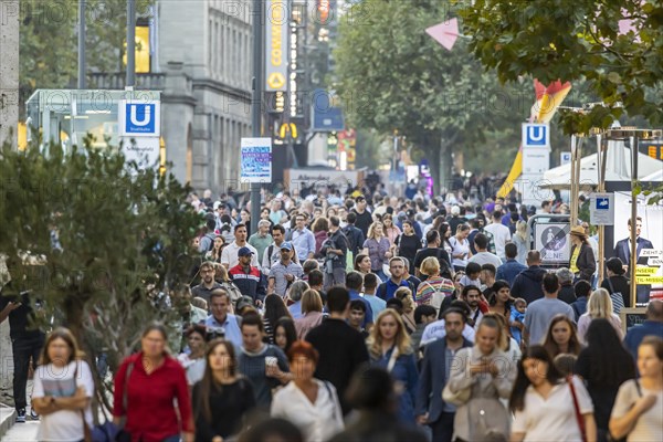 Many people out and about in the pedestrian zone