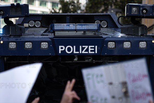 Hundreds of people take part in a pro-Palestine demonstration in Frankfurt am Main on 14.10.2023. The rally is accompanied by a massive police contingent. Following Hamas' terrorist attack on Israel