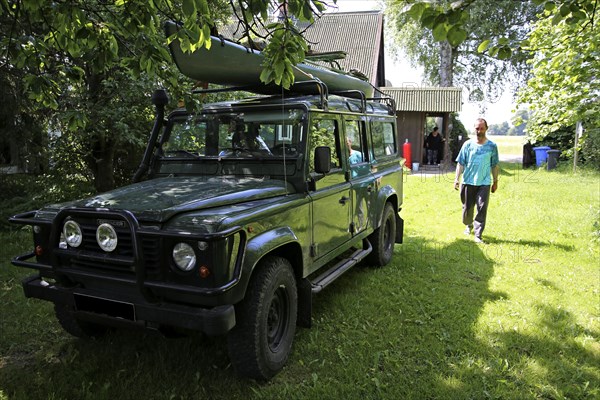 Transporting a boat with a car