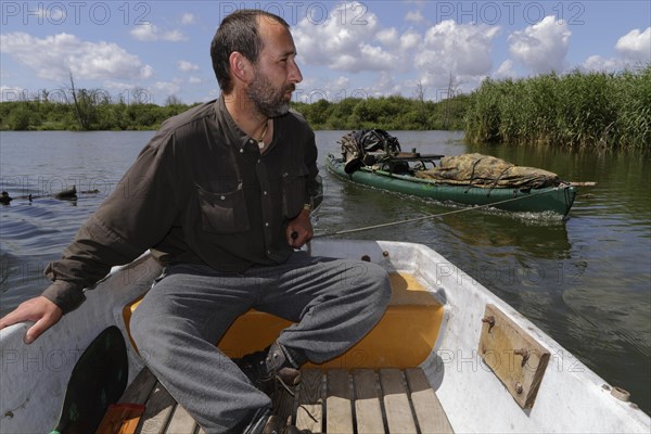 Kayak of a nature photographer in tow