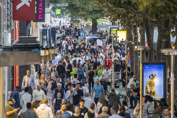 Many people out and about in the pedestrian zone