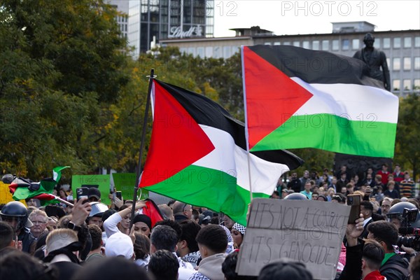 Hundreds of people take part in a pro-Palestine demonstration in Frankfurt am Main on 14.10.2023. The rally is accompanied by a massive police contingent. Following Hamas' terrorist attack on Israel