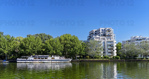 Luxury quarters on the banks of the Spree on the Alt-Stralau peninsula