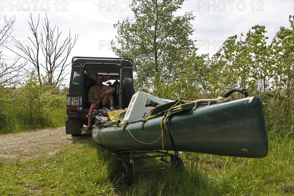 Transporting a boat with a car