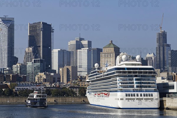 Cruise ship in the Old Port