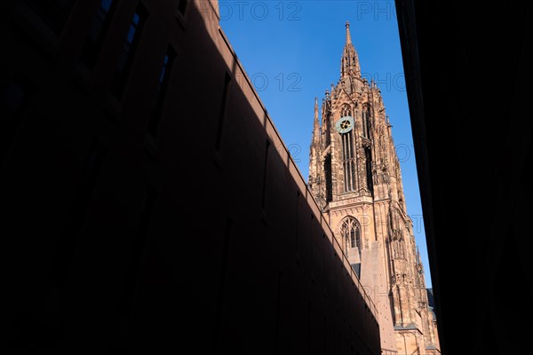 The view of the Kaiserdom in Frankfurt am Main is framed by the building of the SCHIRN Kunsthalle