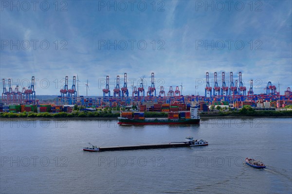 Crane facilities in the port of Hamburg