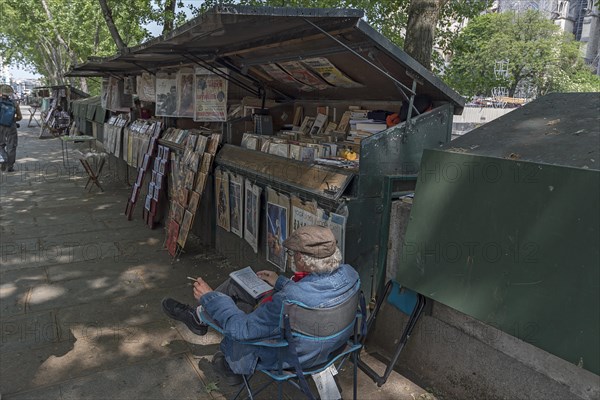 Painting and book stalls on the banks of the Seine