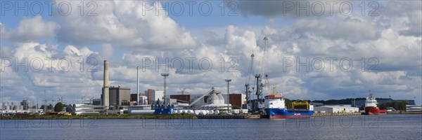 Rotor blades for wind turbines and ships in the industrial harbour