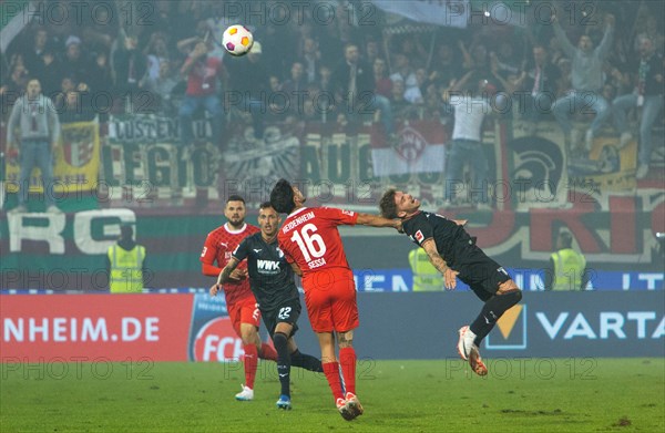 Mads G. V. PEDERSEN FC Augsburg r. in header duel with Kevin SESSA 1.FC Heidenheim