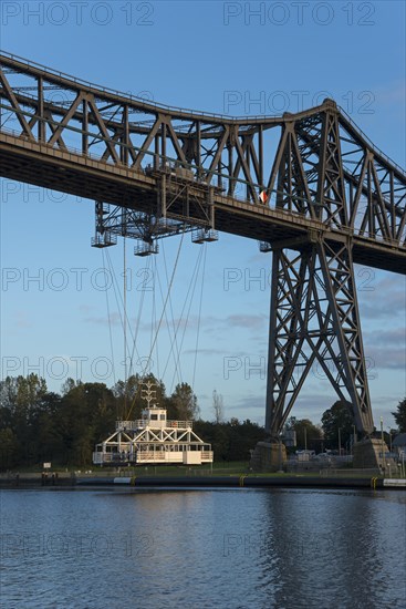 Suspended ferry