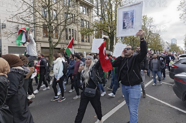 Demo participants with Palestine flags