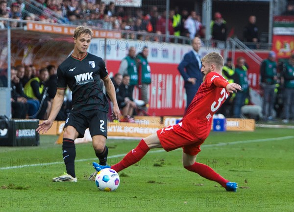 Robert KRZYSZTOF FC Augsburg left in duel with Jan-Niklas BESTE 1.FC Heidenheim