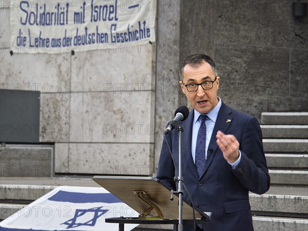 Cem Oezdemir speaks at a pro-Israeli rally on Stuttgart's market square. Demonstration