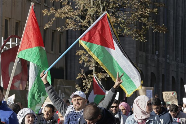 Demo participants with Palestine flag on Koenigsallee