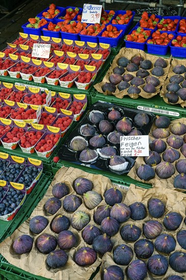 Sales stand with figs