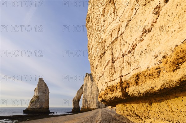 Cliff with the rock gate Falaise d'Aval and the rock needle Aiguille d'Etretat