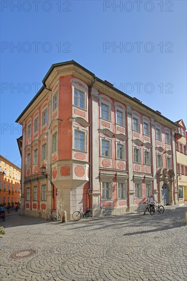 House to the Crab and Sculpture