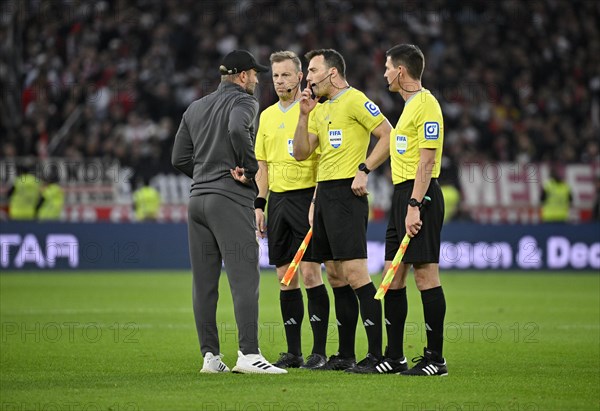 Coach Sebastian Hoeness VfB Stuttgart in conversation Discussion with referee Referee Felix Zwayer