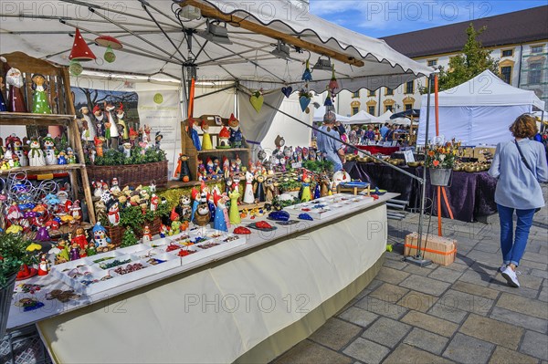 Ceramic figures at the pottery and arts and crafts market