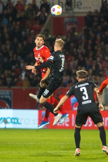 Marvin PIERINGER 1.FC Heidenheim left in a header duel with Tim BREITHAUPT FC Augsburg