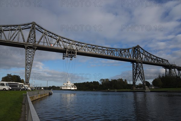 Suspended ferry