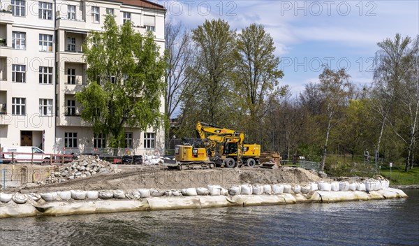 Construction work on the bank of the Spree