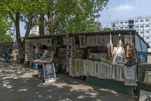 Painting and book stalls on the banks of the Seine