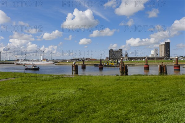 Silo and ship at the Ems quay on the Ems