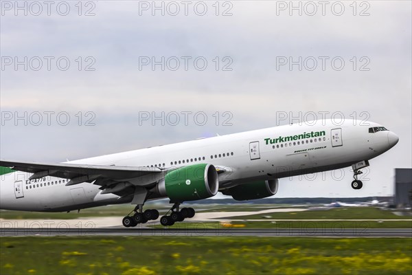 Aircraft taking off at Frankfurt Airport